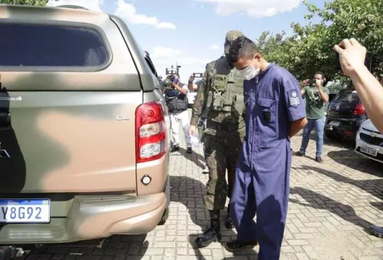 FEMINICÍDIO Nervoso, militar da aeronáutica confessa assassinato da esposa 08 fevereiro 2022 - 06h13Por Da Redação Tamerson Ribeiro Lima de Souza (de macacão azul) no momento da transferência para a Base Aérea de Campo Grande - Crédito: (Kísie Ainoã) 