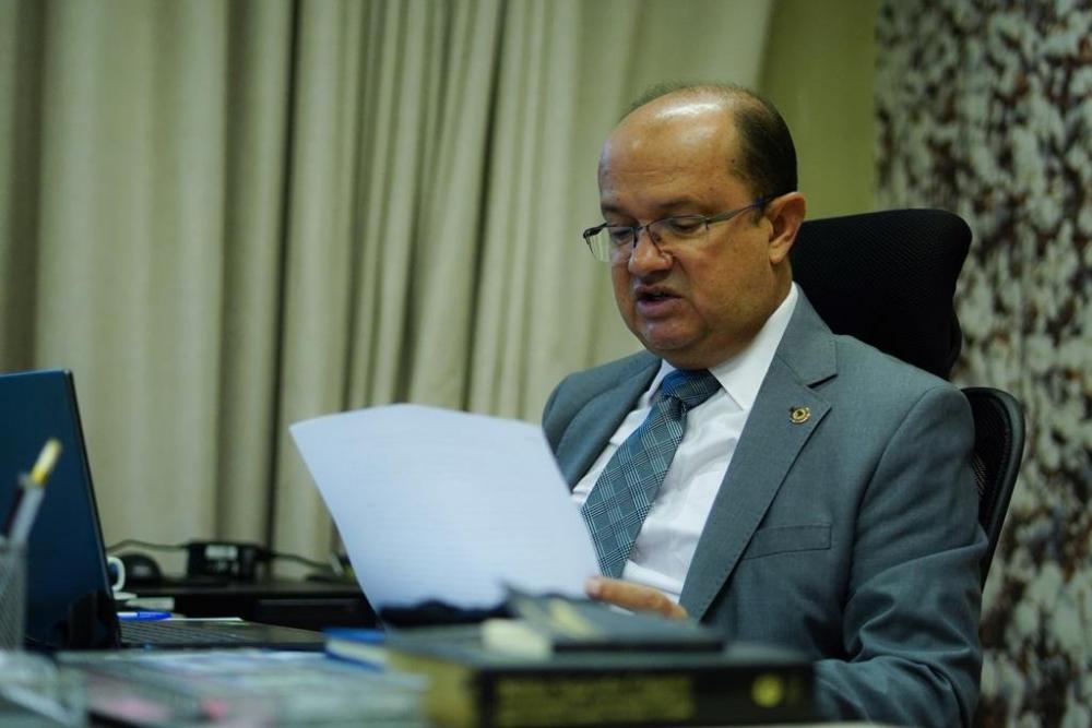 O deputado leu o documento durante sessão na ALEMS. 