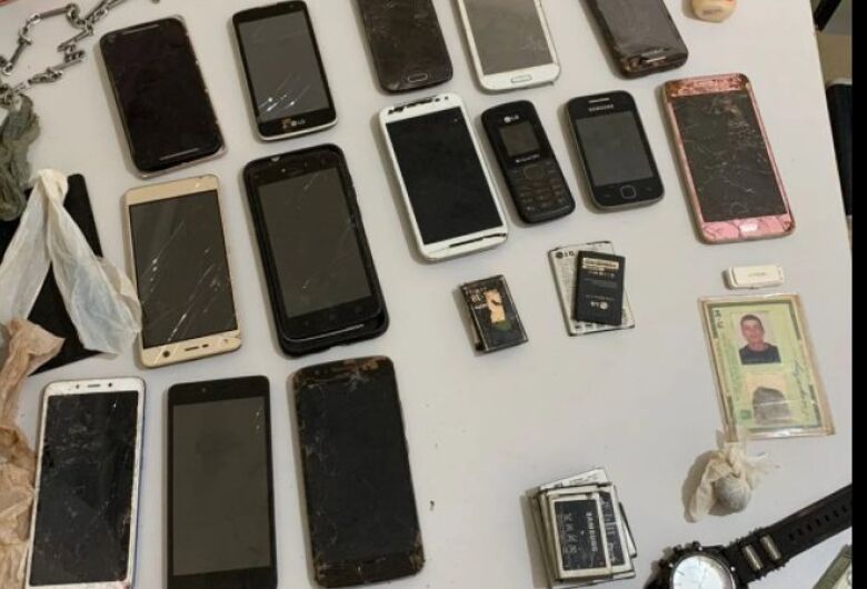 ANGÉLICA Polícia fecha 'boca de fumo' e prende traficante que extorquia idoso 09 março 2022 - 08h04Por Carlos Ferraz Celulares apreendidos em boca de fumo - Crédito: Divulgação