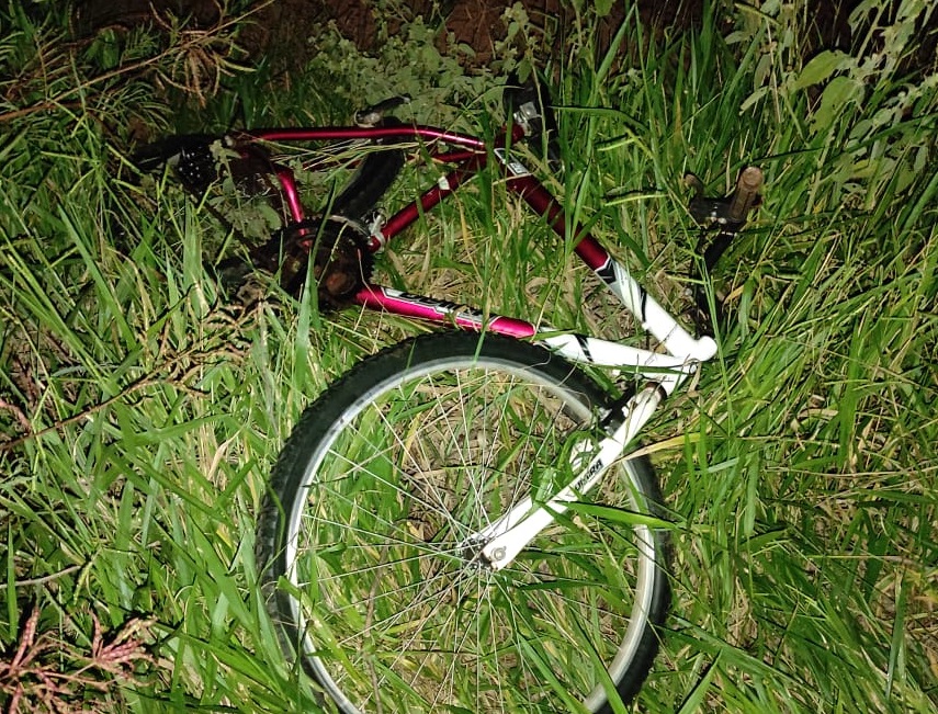 Mulher contou aos policiais que o ciclista atravessou na frente do carro; Foto: Adilson Domingos