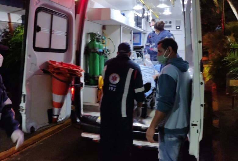 Venezuelano ferido dando entrada no Hospital da Vida - Crédito: Osvaldo Duarte/Dourados News