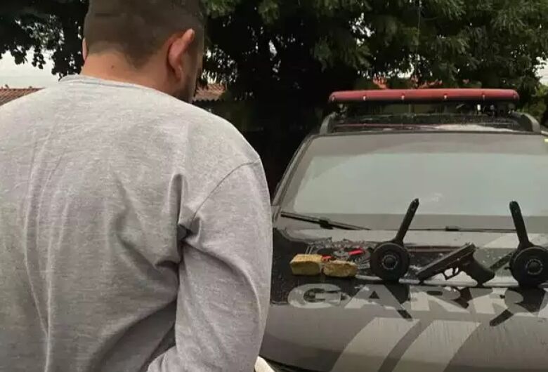 Walter diante de porções de maconha e arma apreendida em sua residência. - Crédito: Divulgação