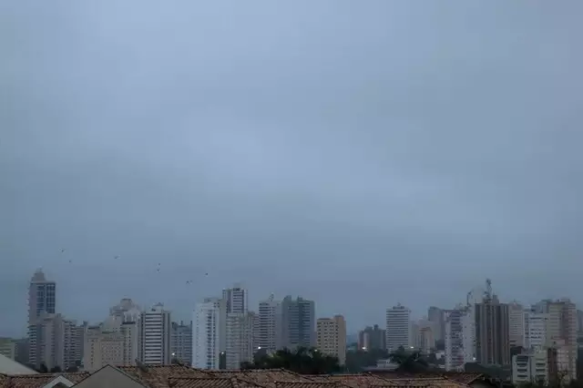 Céu nublado visto do Itanhangá Park, em Campo Grande (Foto: Henrique Kawaminami) 