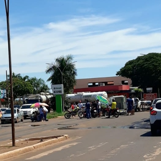 Homem e mulher ficaram feridos após colisão entre motos no centro de Deodápolis
