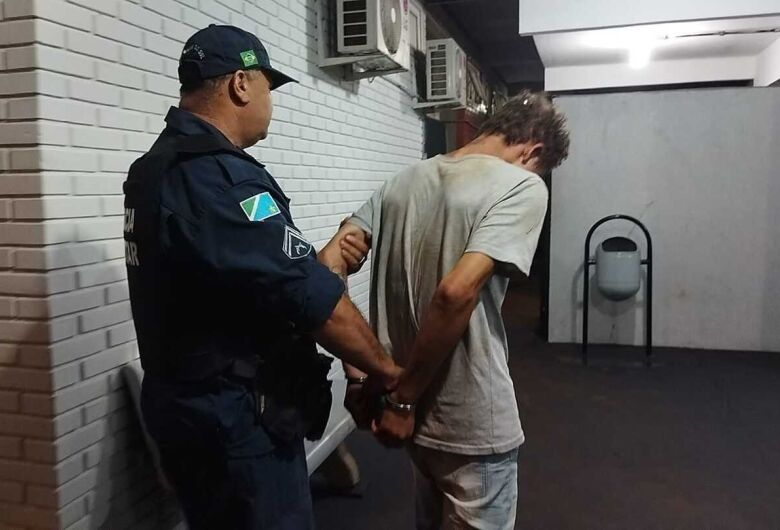 LAGUNA CARAPÃ Jovem é detido e surrado por populares após furtar veículo 10 abril 2022 - 10h07Por Carlos Ferraz/Osvaldo Duarte Jovem preso após furtar veículo em Laguna Carapã - Crédito: Osvaldo Duarte / Dourados News 