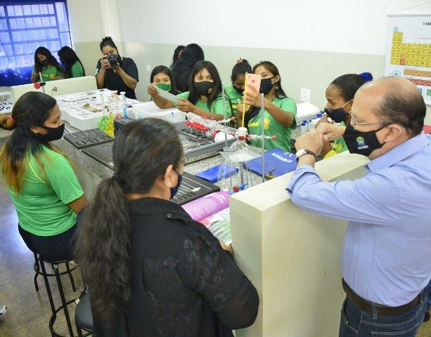 Alunos testam equipamentos do laboratório de Química durante visita de Barbosinha na escola