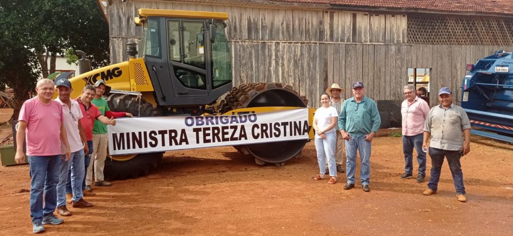 Com recursos destinados pela ex-ministra Tereza Cristina, Deodápolis recebeu um Rolo Compactador 0KM