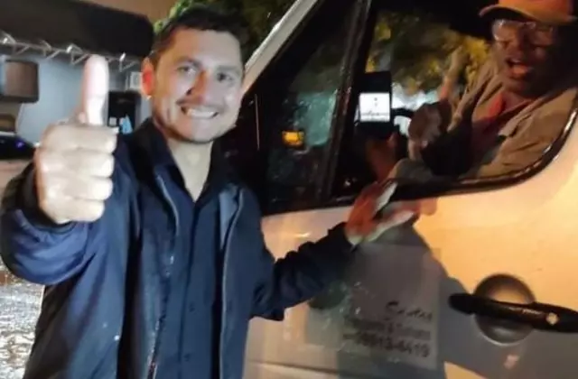 Edinho Cassuci em foto ao lado de eleitor - Nova News