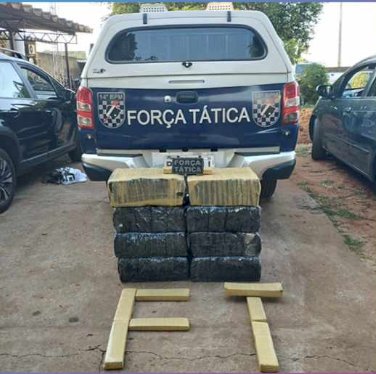 Em Deodápolis, Força Tática apreende mais de 152kg de maconha em veículo