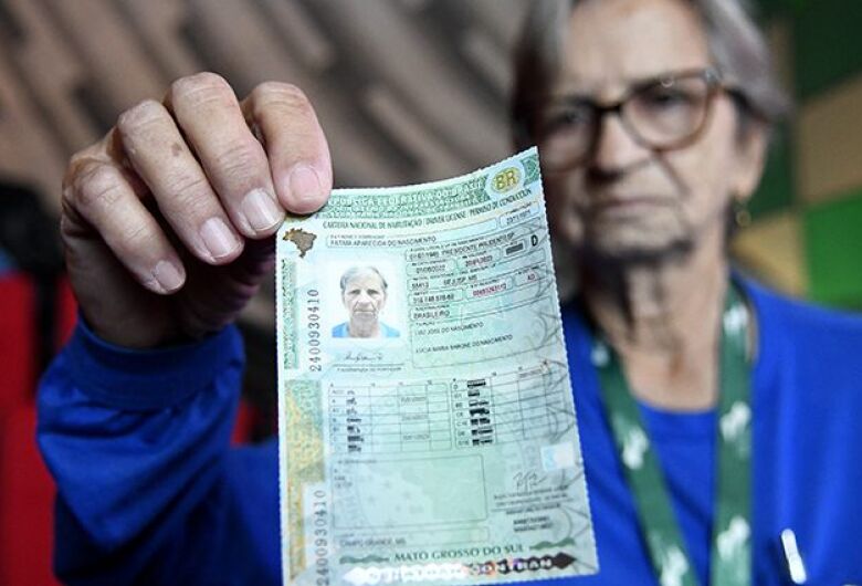 Fátima Aparecida do Nascimento é uma das primeiras motoristas do País a receber a nova CNH - Crédito: Bruno Rezende/Portal do MS 