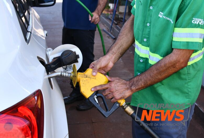 Preço médio da gasolina comum ficou em R$ 7,04 - Crédito: Hedio Fazan/Dourados News 