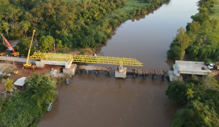 As vigas que darão estrutura para a ponte estão sendo instaladas.