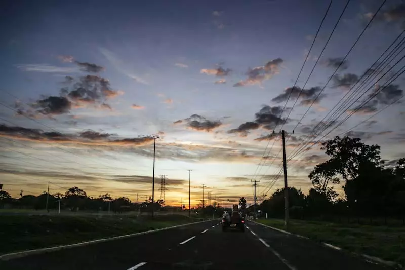 Em Campo Grande, céu amanheceu entre nuvens e dia deve ser de calor. (Foto: Henrique Arakaki)