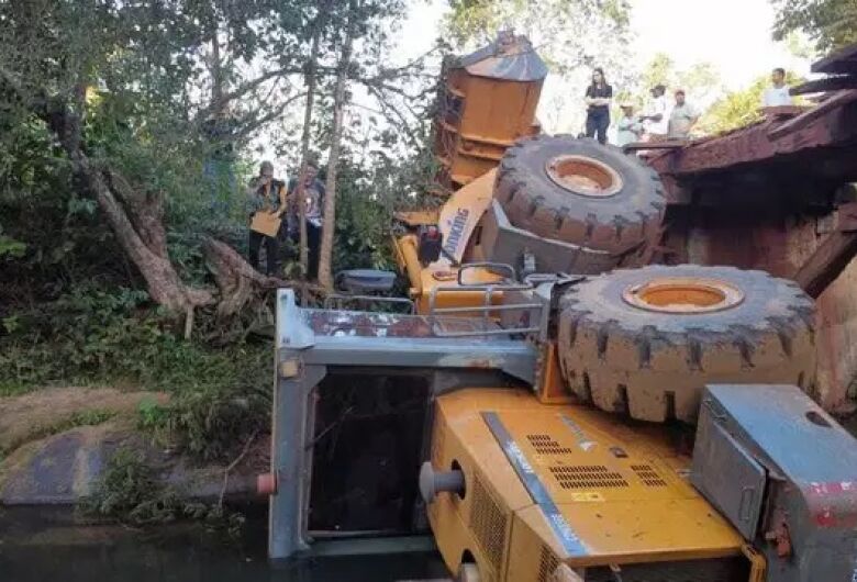 Máquina caída no rio que passa sob a ponta onde ocorreu o acidente. - Crédito: (O Pantaneiro)