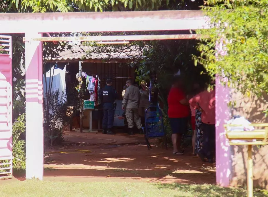 Jovem foi executado no quarto da residência. (Foto: Nathália Alcântara/Midiamax)