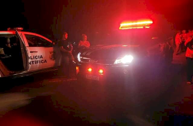 Perícia e Polícia Civil no local onde houve o afogamento. (Foto: Noticidade)