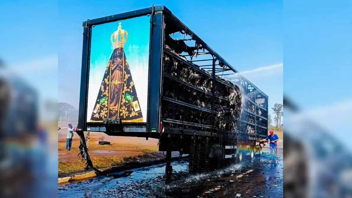 Imagem da santa fixada na porta traseira do veículo (Foto: Cipó Guincho)