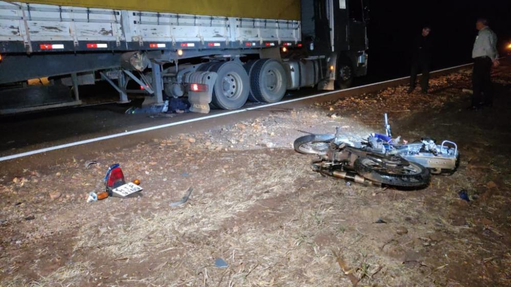 O condutor da motocicleta morreu no local do acidente - Fotos: Adilson Domingos