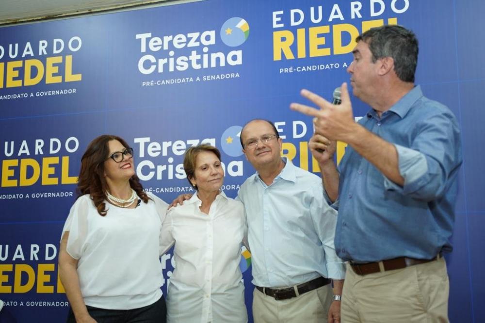 Barbosinha ao lado de Malu, Tereza Cristina e Eduardo Riedel 