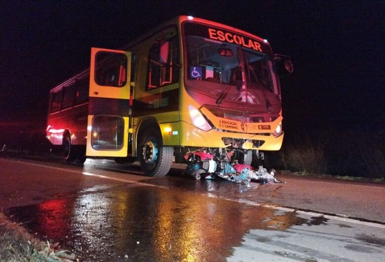Motociclista morto ao bater contra ônibus escolar. - Crédito: Osvaldo Duarte / Dourados News 