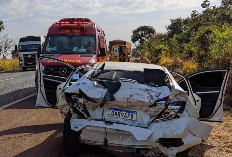 Carreta colidiu na traseira do Honda Civic - Crédito: Rones César/Alvorada Informa