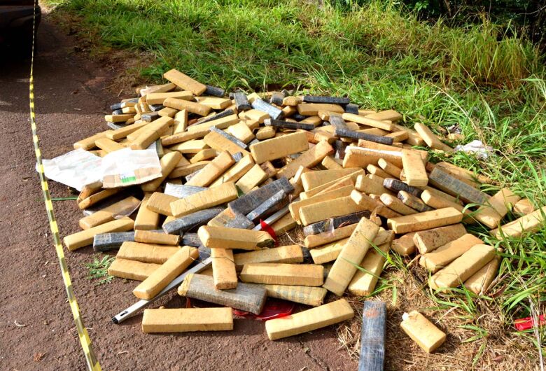 Maconha ficou esparramada na pista de rolamento - Crédito: Ribero Junior/MS24h