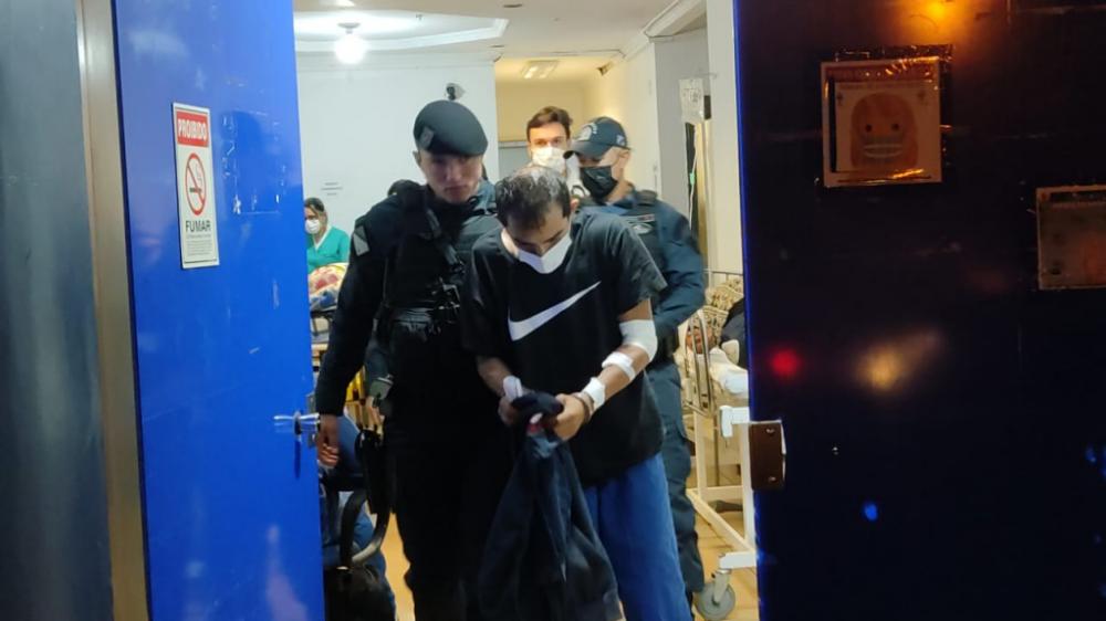 Joaquim foi atingido com três tiros de raspão: um no braço e dois nas pernas; Foto e vídeo: Adilson Domingos