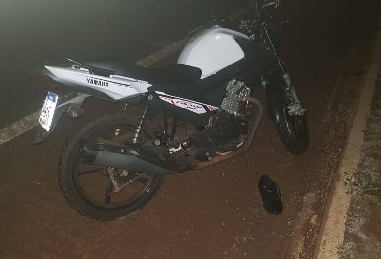 A condutora tentava realizar uma ultrapassagem quando da moto perdeu controle da moto ao se esquivar de uma carreta que trafegava no sentido contrário - Crédito: Dourados News