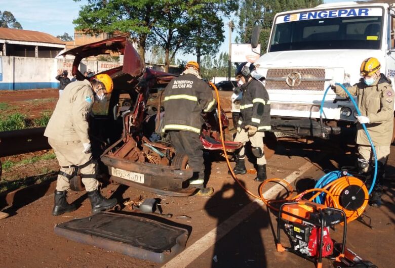 Um dos carros de passeio ficou completamente destruído em decorrência do impacto; uma mulher ficou presa entre as ferragens, sendo retirada através de ação do Corpo de Bombeiros - Crédito: Osvaldo Duarte/Dourados News