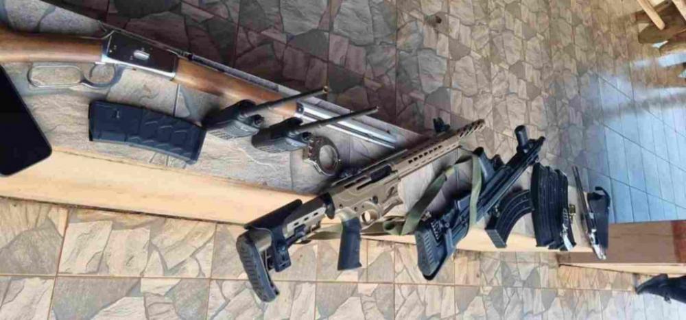 Brasileiro suspeito de crimes de pistolagem é preso com armas e munições