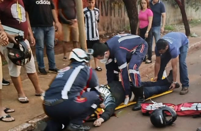 O motociclista foi encaminhado inconsciente para o hospital - Fotos: Nelson Gabiatti