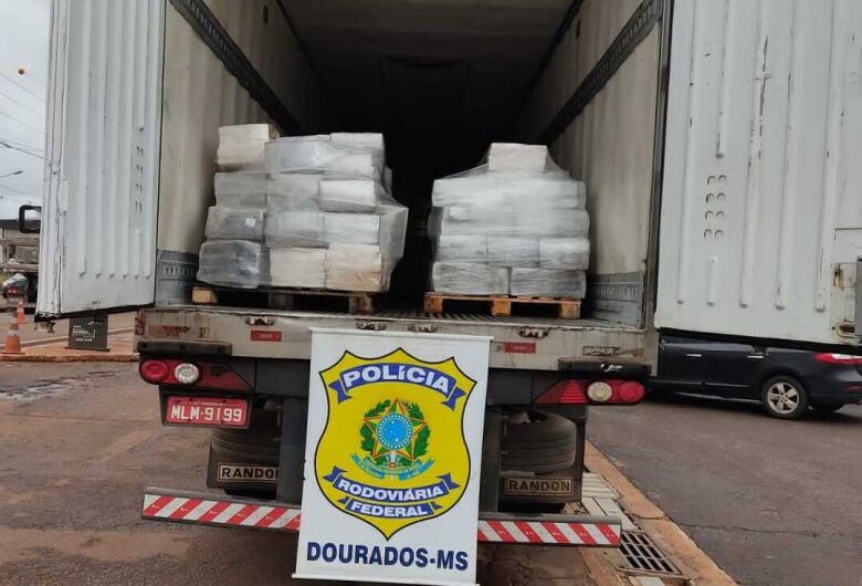 Em meio a uma carga de suíno, policiais localizaram 1,200 kg de maconha e também haxixe - Crédito: Divulgação PRF 
