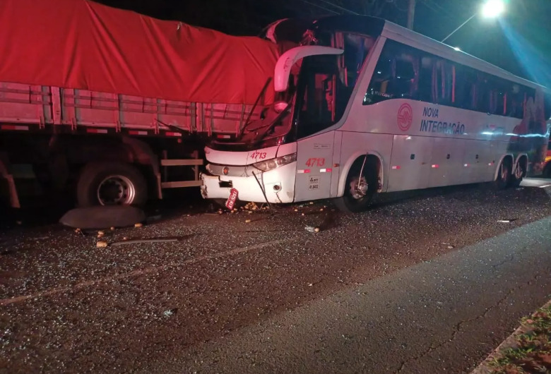 Colisão do ônibus contra a traseira da carreta - Crédito: (Midiamax) 