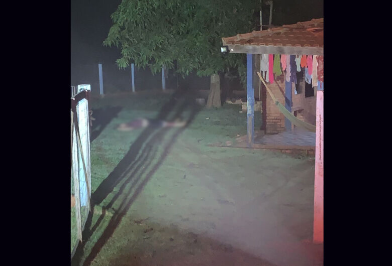 A Polícia Militar encontrou o corpo de Ana no quintal de residência localizada em assentamento de Ponta Porã