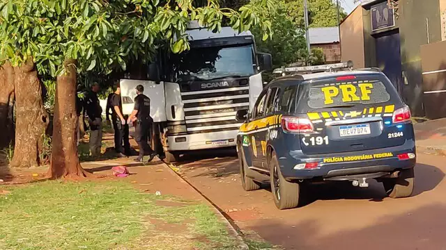 Carro da PRF durante operação em que carreta foi encontrada. (Foto: Adilson domingos) - CREDITO: CAMPO GRANDE NEWS