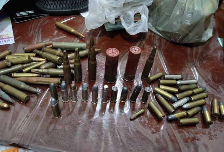 Durante o cumprimento de mandados a PF apreendeu ainda armas, munições e dinheiro - Crédito: Divulgação/PF