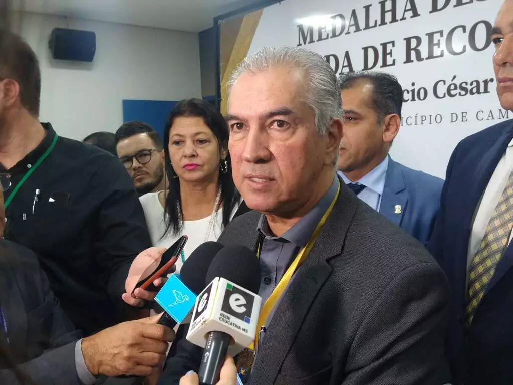 Governaro Reinaldo Azambuja em cerimônia na Câmara Muncipal (Foto: Guilherme Correia) 