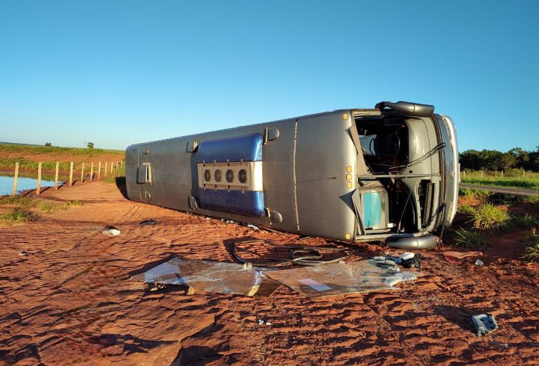 Ônibus tombou nesta madrugada e deixou passageiros feridos - Crédito: Elisan Ramos/Cenário MS 