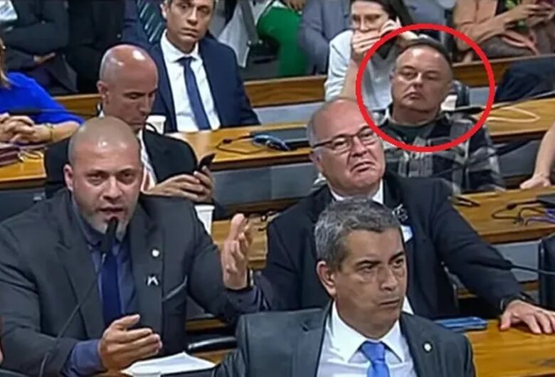 George Washington de Oliveira Sousa, empresário preso por suposta conduta terrorista, aparece de camisa quadriculada em sessão do Senado - Crédito: Senado/YouTube/Reprodução A