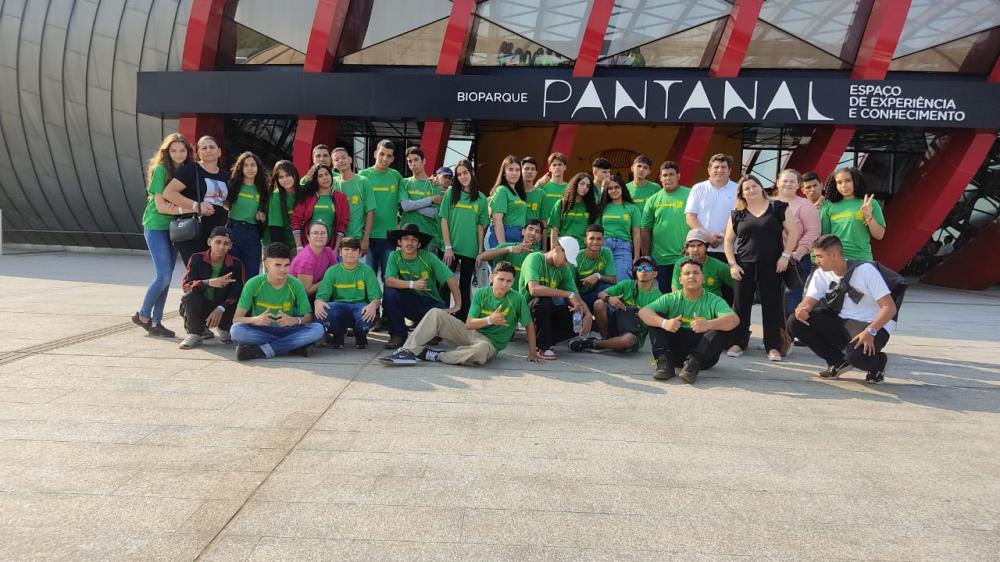 Esduantes participaram de visita ao Aquário do Pantanal promovido pelo direção escolar 