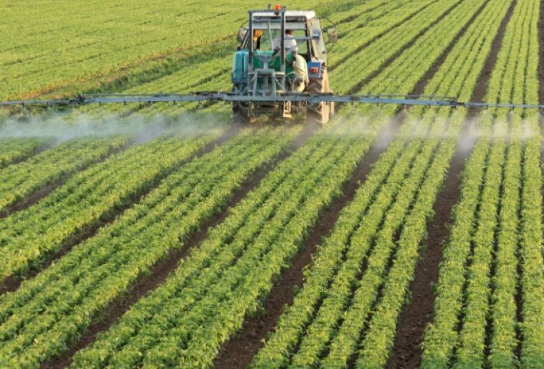 Entre outros pontos, a proposta centraliza no Ministério da Agricultura as tarefas de fiscalização e análise de pesticidas - Crédito: Ministério da Agricultura/Reprodução