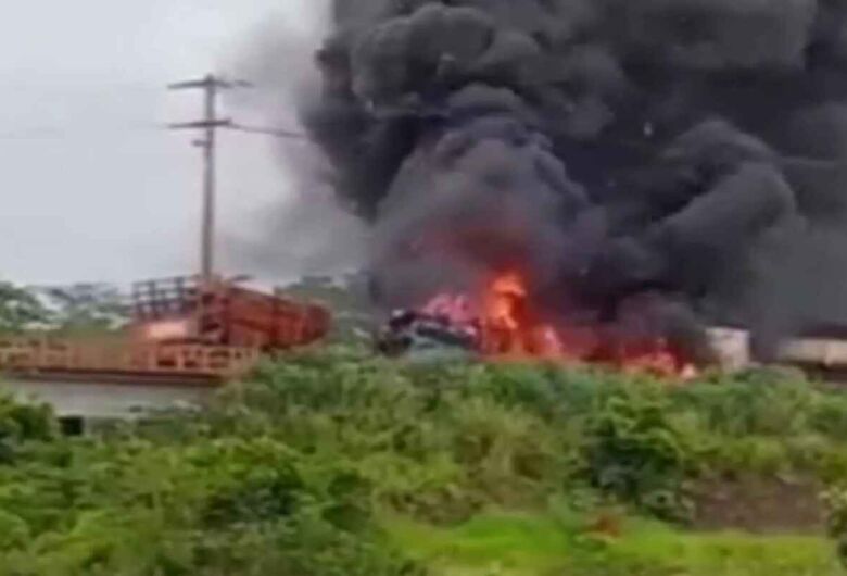 Incêndio tomou conta dos veículos - Crédito: Reprodução/Vídeo