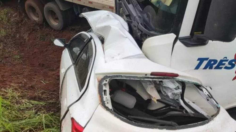 Chevrolet Ônix foi esmagado em colisão com caminhão baú (Foto: Divulgação)