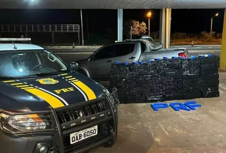 Viatura da PRF em frente a veículo e droga apreendida. - Crédito: (Divulgação) 