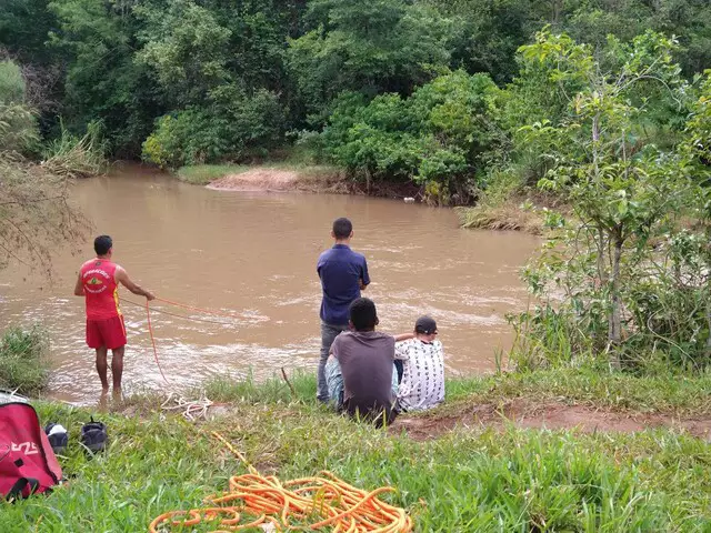 Adolescente se afogou em córrego na divisa das Moreninhas com o bairro Universitário (Foto: Ana Beatriz Rodrigues) 