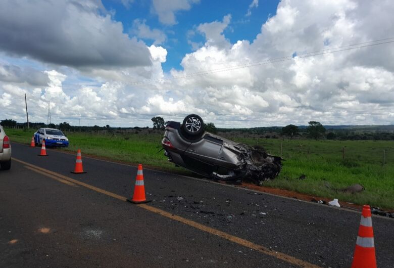 O Creta ficou bastante destruído, capotou e ficou com as rodas para o ar - Crédito: Cassilândia Urgente 