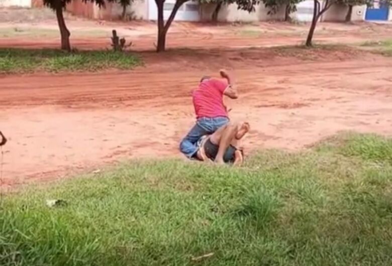 Homem é preso acusado de espanca a própria esposa no meio da rua