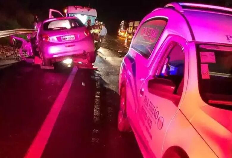 Mulher de 36 anos morre ao bater carro de frente com carreta na BR-163