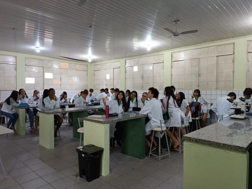 Escola estadual Scila Médici em Deodápolis realiza aula prática de citologia para alunos do Ensino Médio