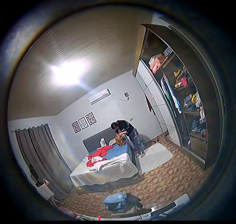Funcionária foi flagrada pelo sistema de câmera instalado no quarto da vítima; Fotos: Polícia Civil